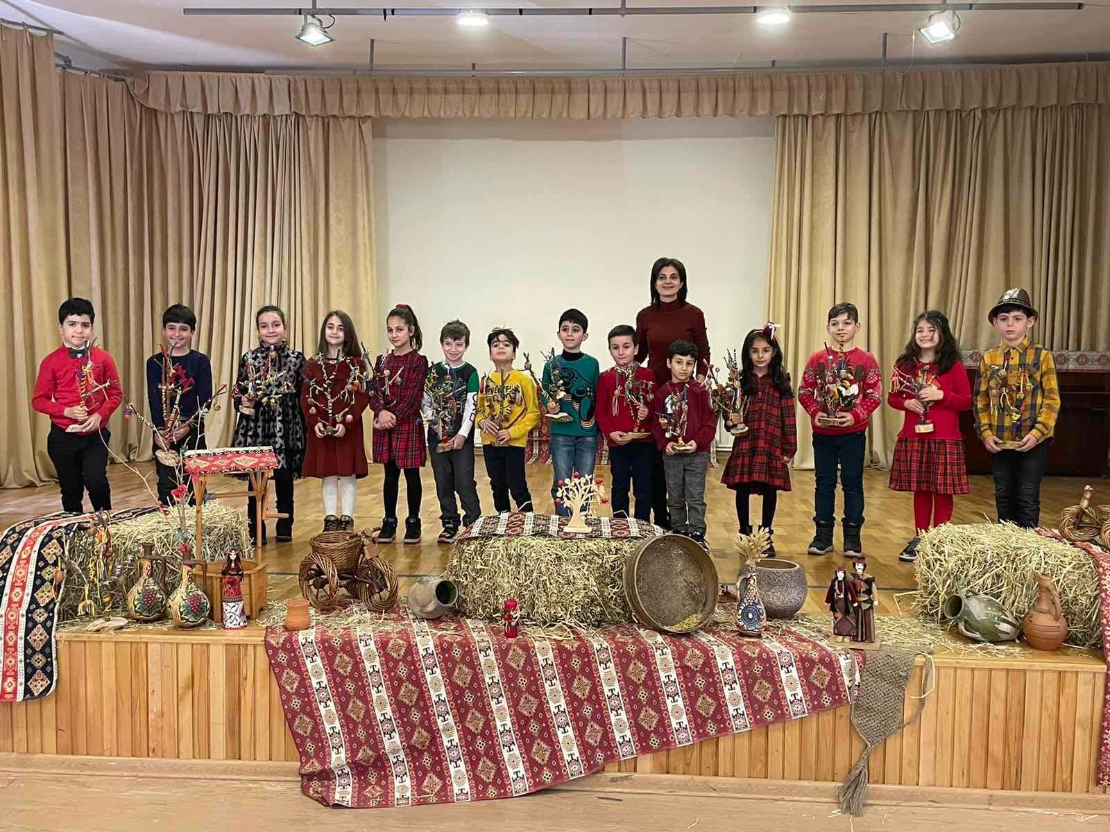 Հայոց ավանդական գունազարդ կենաց ծառ, ընկույզ ու չիր-չամիչ, ցորենի հասկ, անուշաբույր գաթա, ազգային երգ ու հայկական հանելուկներ